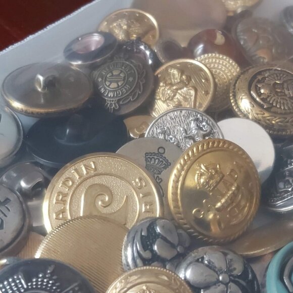 Buttons Crafts Clothing Repairs As Is Large Lot of Various Types Metal Plastic - Picture 11 of 11